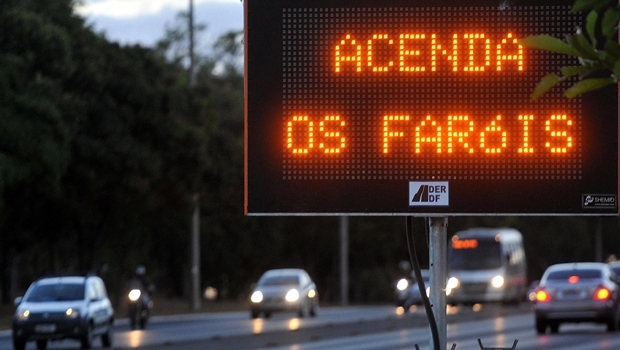 Eixo Rodoviário, Asa Sul, Brasília, DF, Brasil | Foto: Gabriel Jabur/Agência Brasília. A partir de sexta-feira (8), a obrigatoriedade do farol baixo também vale durante o dia nas rodovias brasileiras. O uso do equipamento não pode ser substituído pelo de milha, de neblina ou farolete. Também é necessário ligá-lo em motos e ônibus quando chover ou o tempo estiver nublado.