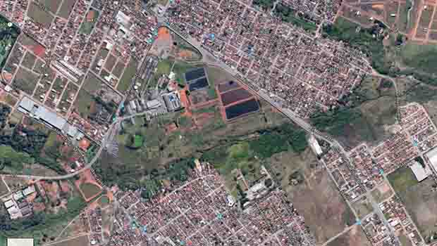 Vista aérea da área do Frigorífico JBS (ao centro) se encontra na parte interna de dois cursos d’água | Foto: Reprodução Google Maps