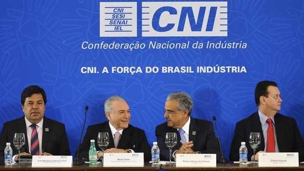 Presidente interino Michel Temer (PMDB) recebe propostas do setor empresarial brasileiro ao lado do presidente da CNI, Robson Braga de Andrade | Foto: Antonio Cruz/Agência Brasil