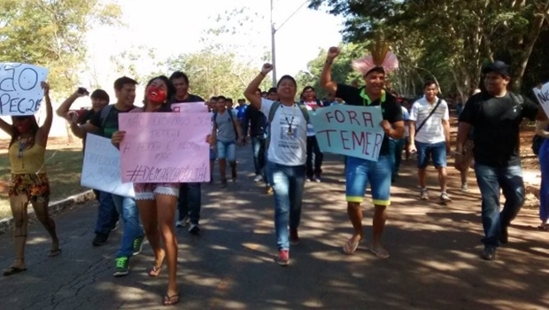 Indígenas fizeram caminhada pela unidade da UFG e se posicionaram contra o governo interino de Michel Temer (PMDB) | Foto: Mirna Anaquiri