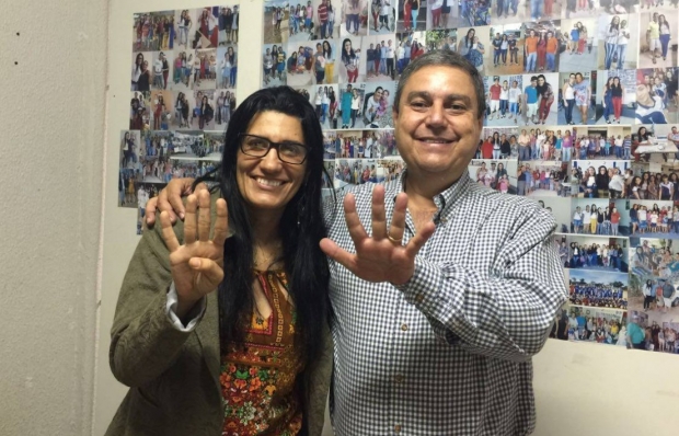 Marcelo Melo e Ana Lúcia postaram foto no Facebook onde representavam com as mãos o número 45 | Reprodução