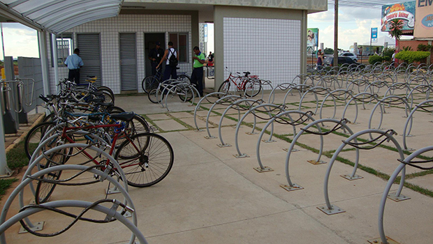 Bicicletário vazio mostra que não há, ainda, uma política de incentivo à diversificação e integração dos modos de transporte. Isso deve acontecer a partir da implantação do Plano de Mobilidade | Foto: Divulgação/CMTC