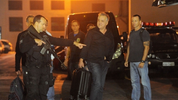 O empresário Carlinhos Cachoeira embarca na viatura da Polícia Federal na Praça Mauá, presos na Operação Saqueador | Foto: Fernando Frazão/ Agência Brasil