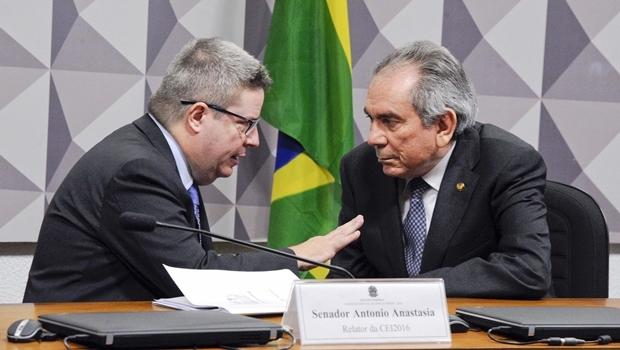 Comissão Especial do Impeachment 2016 (CEI2016) realiza reunião para ouvir testemunhas.  Mesa (E/D):  relator da CEI2016, senador Antonio Anastasia (PSDB-MG);  presidente da CEI2016, senador Raimundo Lira (PMDB-PB).  Foto: Edilson Rodrigues/Agência Senado