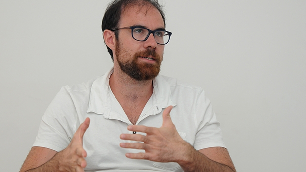 Tradutor norte-americano, Eric Becker: "Traduzir traz em si uma enorme responsabilidade: a de representar a obra de um autor em outra língua"| Foto: Renan Acciolly / Jornal Opção
