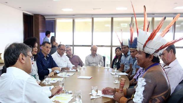 Carajás com o governador Marleco Miranda, reivindicando benefícios.