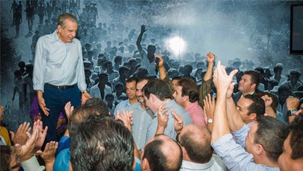 Iris Rezende, diante de filiados do PMDB em seu escritório: necessidade em ser aclamado permeou sua vida pública