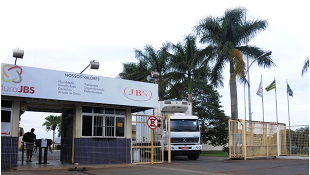 Entrada do Frigorífico JBS, no Setor Jardim Nova Esperança: empresa diz que cumpre todas as normas exigidas e que está aberta a vistorias | Renan Accioly/Jornal Opção