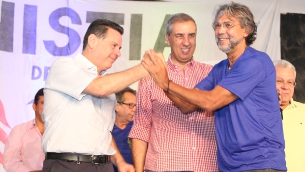 Marconi, José Eliton e o presidente Associação Resgate e Cidadania (ARC), Antônio Alencar Filho | Foto: Humberto Silva 