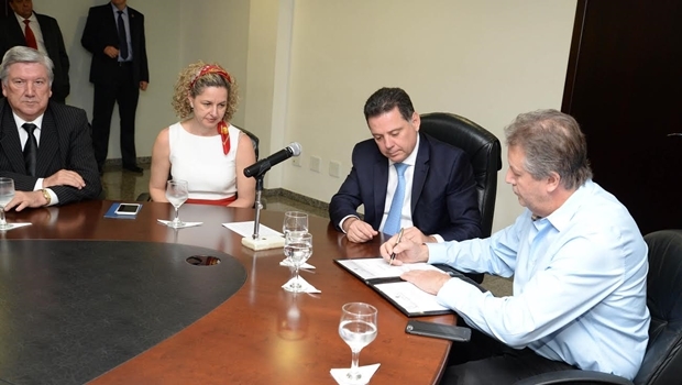 Marconi Perillo assinou protocolo de intenções com a Empresa Sierra Móveis | Foto: Wagnas Cabral