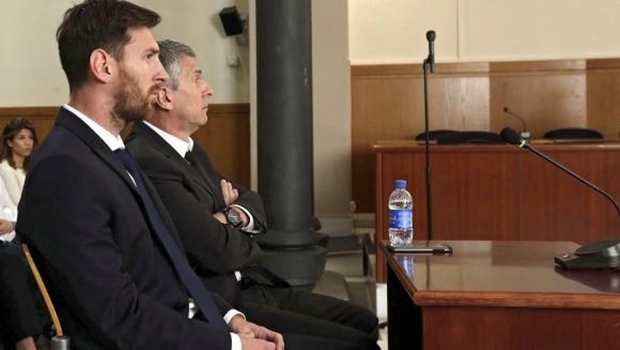 Messi e o pai, durante julgamento no dia 2 de junho | Foto: Alberto Estevez/Pool/Agência Lusa