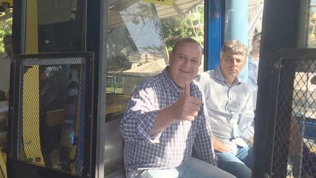 Prefeito Paulo Garcia (PT) faz viagem inaugural no teleférico do Parque Mutirama | fto: divulgação / prefeitura de Goiânia