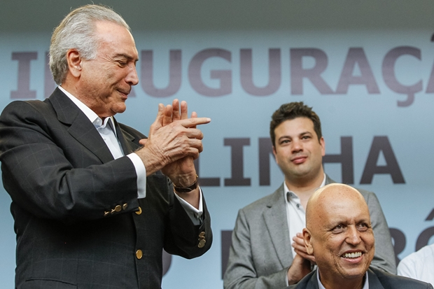 Presidente interino Michel Temer, o governador do Rio, Pezão, e o ministro dos Esportes, Leonardo Picciani (ao fundo) | Foto: Beto Barata/PR
