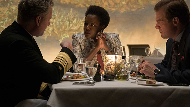 Cena mostra Amanda Waller em reunião com representantes da Segurança Nacional estadunidense: o Esquadrão é “formado” nesta reunião | Foto: Divulgação