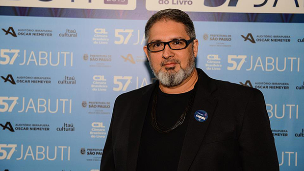 Alexandre Guarnieri: “Prefiro me ver como artesão. Pode ser que eu aceite encomendas, contanto que me seja dada liberdade estética. Logo, sou e não sou profissional” | Foto: Divulgação