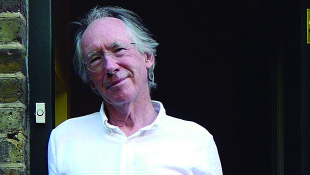 Ian McEwan diz que um crítico escreveu que seu novo romance é “ruim” (“inesquecivelmente mau”), mas a obra nem chegou às livrarias e tudo indica que ainda não teve como lê-lo. Ele diz que prefere a crítica de seus pares