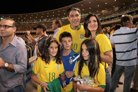 William Bonner e Fátima com os três filhos: unida no futebol, na vida