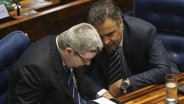 Os senadores Antonio Anastasia e Aécio Neves conversam durante sessão que decide se a presidenta Dilma irá a julgamento final no processo de impeachment | Foto:  Antonio Cruz/Agência Brasil