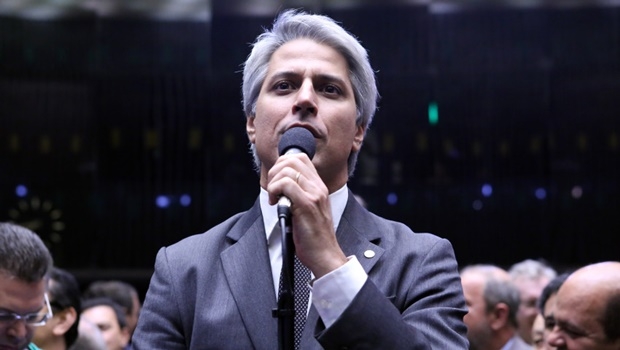 "O que é que Cunha sabe para deixar tanta gente com medo?", questiona Alessandro Molon | Foto: Antonio Augusto/ Câmara dos Deputados
