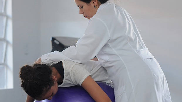 Escoliose levou Danielly Rodrigues, de 13 anos, a procurar atendimento do Centro de Saúde Dr. Sizenando Silva Campos, onde faz tratamento de fisioterapia há cerca de um mês 