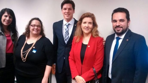 Vice-presidente da OAB-DF, Daniela Teixeira (de vermelho), agradece ao deputado Daniel Vilela pelo projeto que beneficia mães advogadas | Foto: Divulgação
