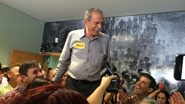 Iris Rezende é aclamado em seu escritório político, onde militantes do PMDB pedem mais uma vez a sua volta | Foto: Larissa Quixabeira / Jornal Opção