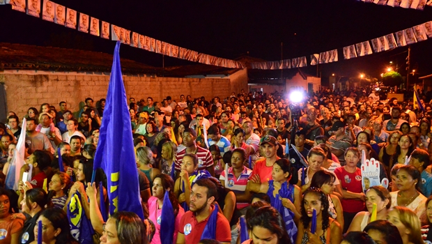 Milhares de pessoas participam de comício da coligação “Vamos Todos Juntos”, em Catalão