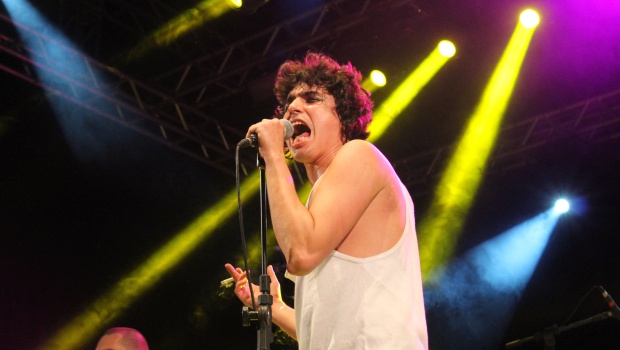 Jonnata Doll e os Garotos Solventes fizeram um bom show | Foto: Bruna Aidar/ Jornal Opção