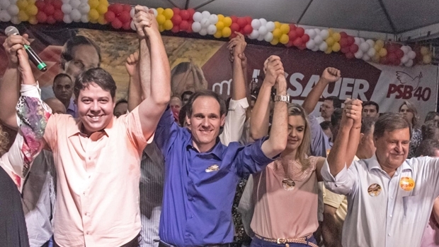 Karlos Cabral, Lissauer Vieira, a esposa, e o prefeito Juraci Martins: palanque inusitado | Foto: reprodução/ Facebook 