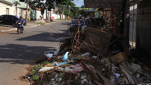 Até hoje Goiânia sofre os efeitos da queda de qualidade na limpeza urbana, depois que o peemedebista Iris Rezende tirou o serviço terceirizado na área e passou à Comurg, desmonte que começou em 2005