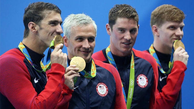A equipe de natação dos EUA: Lochte (segundo da esquerda para a direita) mentiu sobre assalto em que os assaltantes não levaram seus pertences | Foto: Reprodução