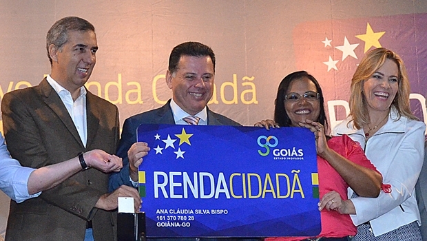 José Eliton, Marconi Perillo e a secretária Lêda Borges com uma beneficiária no lançamento do programa | Foto: Eduardo Ferreiro