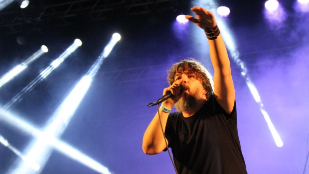 Márcio Júnior, vocalista do Mechanics, abriu a temporada do "Fora, Temer" no Goiânia Noise | Foto: Bruna Aidar/ Jornal Opção