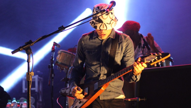 Lúcio Maia mostrou toda sua técnica no show da Nação Zumbi | Foto: Bruna Aidar/ Jornal Opção