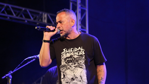 Gazu, vocalista do Os Cabeloduro (DF), mostrou a força do punk no festival | Foto: Bruna Aidar/ Jornal Opção