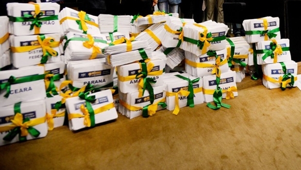 Assinaturas sendo entregues ao Congresso Nacional | Foto: Wilson Dias/ ABr 
