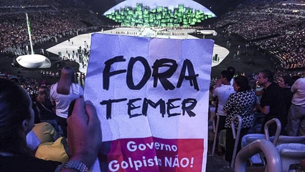 Post no Facebook mostra torcedor que levou um cartaz de "Fora Temer" para a cerimônia de abertura dos jogos olímpicos, no estádio do Maracanã | Foto: Reprodução / Facebook