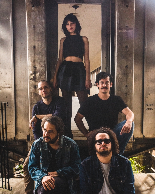 Segundo disco de estúdio, “Princesa” traz 11 novas canções da banda goiana, o que alça o grupo a novos lugares | Foto: Rodrigo Gianesi/Divulgação