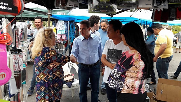 Vanderlan Cardoso faz campanha em feira livre: o ânimo agora é diferente de suas campanhas anteriores | Foto: Divulgação