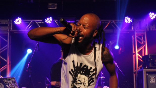 Americano Billy Pilgrim mostrou a força de seu rap no teatro Yguá | Foto: Bruna Aidar/Jornal Opção