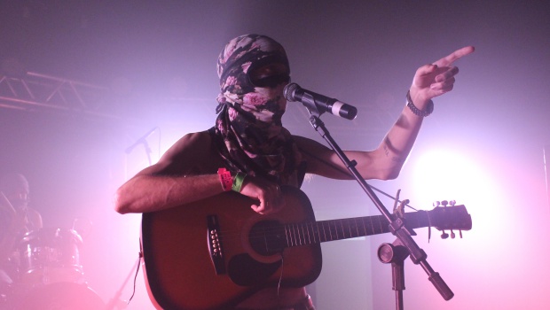 Difícil de digerir, as boas composições de Vitor Brauer contaram com plateia vibrante das bandas Lutre, Boogarins e Francisco, el Hombre | Foto: Bruna Aidar/Jornal Opção