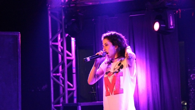 Jade, do grupo de rap VMG, conquistou o público com sua presença e rimas | Foto: Bruna Aidar/ Jornal Opção