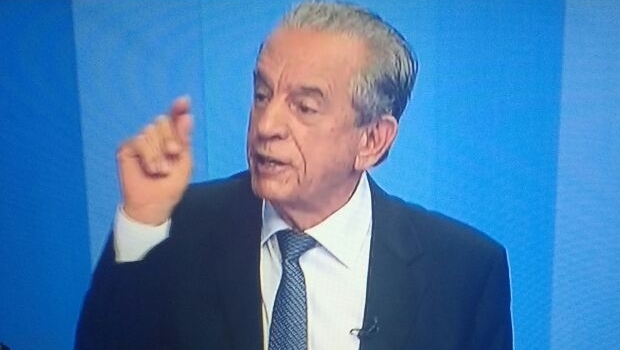 Iris durante resposta a Vanderlan 