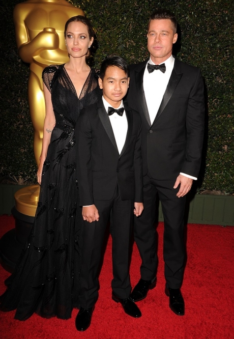 Jolie e Pitt com o filho Maddox, na cerim^nia do Oscar de 2013 | Foto: Reprodução