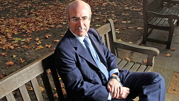 Bill Brodwer, filho e neto de socialistas que se tornou capitalista, ganhou muito dinheiro (bilhões de dólares) na Rússia, mas, após denunciar maracutaias dos oligarcas, acabou perseguido pelo político Vladimir Putin, que queria roubar os ativos do fundo Hermitage