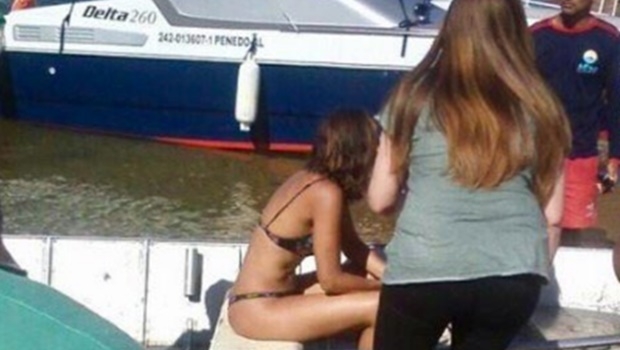 Imagem mostra Camila Pitanga instantes após Domingos ter desaparecido no rio São Francisco
