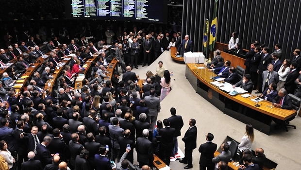 Eduardo Cunha se defendendo durante sessão | Foto: Luis Macedo/ Agência Câmara
