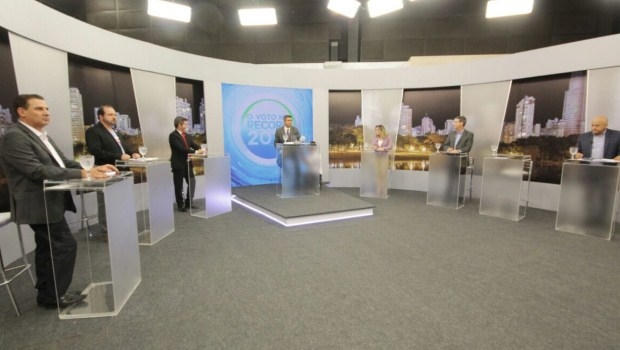 Candidatos durante debate | Foto: Divulgação