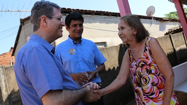 Francisco Jr. e o vereador Fábio Caixeta durante caminhada | Foto: Rafael Batista