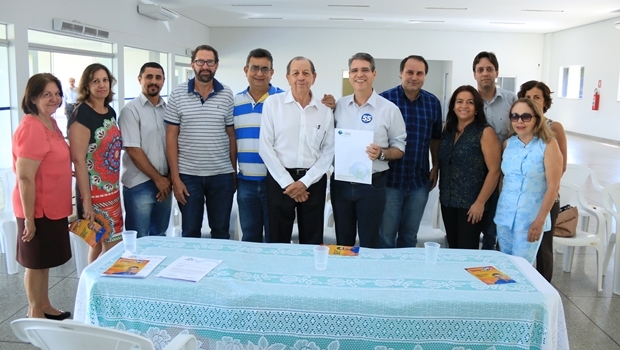 Francisco Jr. com auditores da prefeitura | Foto: Rafael Batista